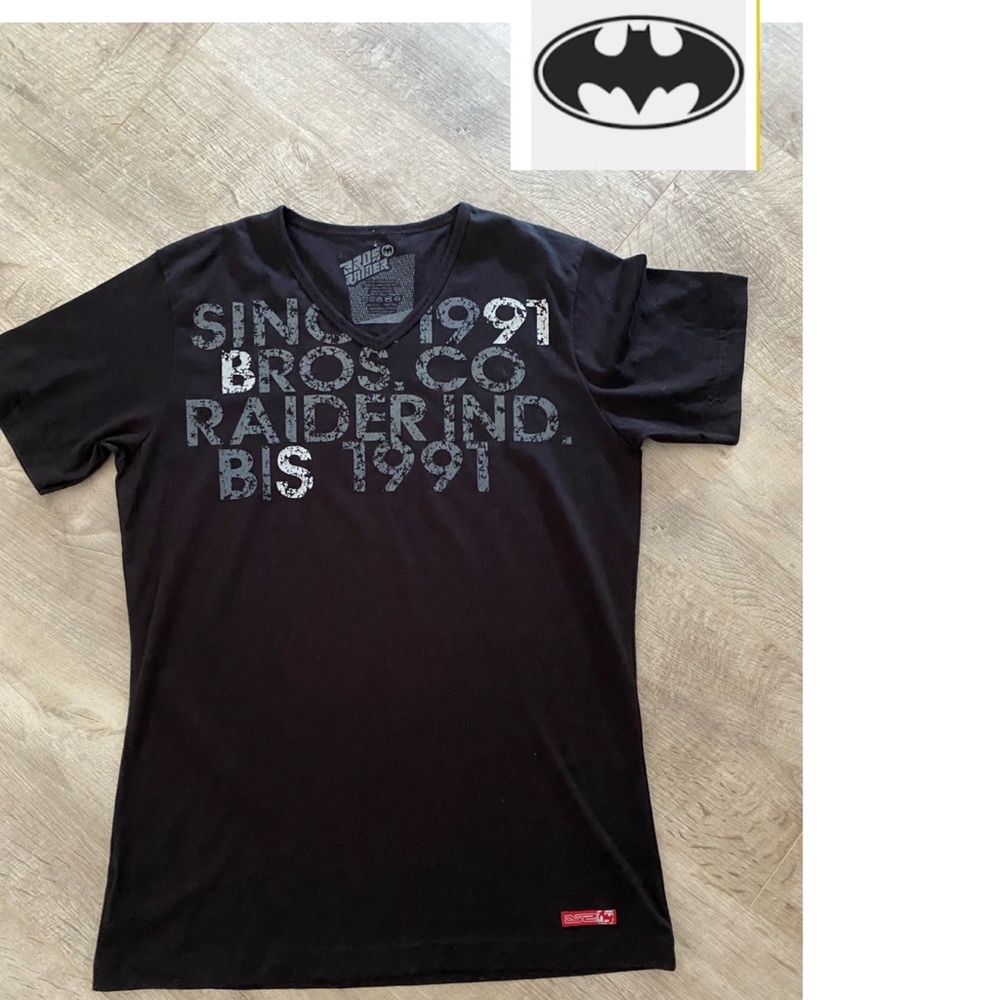 Bros Raider Batman
Woman’s Size Medium
Black graphic T-shirt
100% cottonV-neck